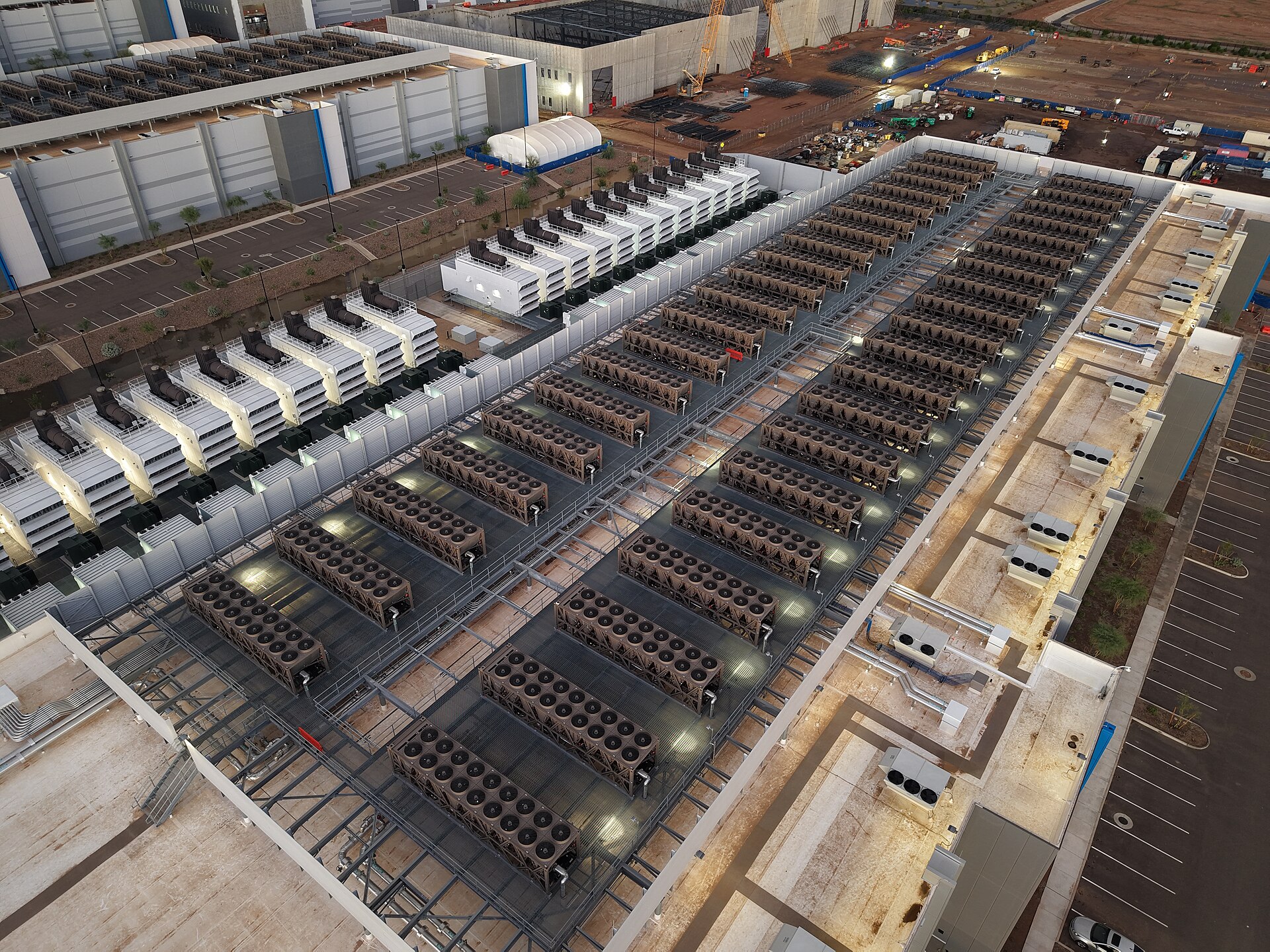 Çatia e një data center me njësitë e ftohjes në rreshta