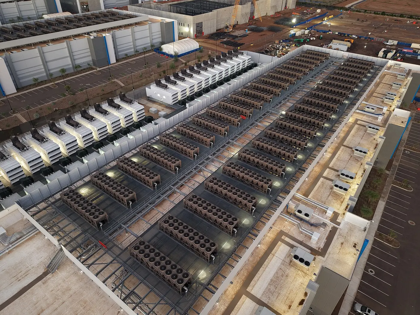 Çatia e një data center me njësitë e ftohjes në rreshta